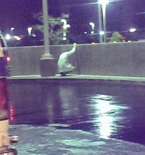 Γιατρός συγκλονίζει: Κλαίει στο πεζοδρόμιο για ασθενή που έχασε [εικόνα] | iefimerida.gr 1