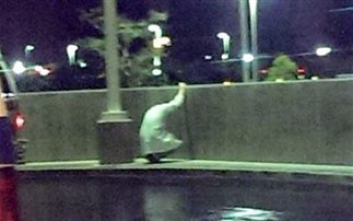 Γιατρός συγκλονίζει: Κλαίει στο πεζοδρόμιο για ασθενή που έχασε [εικόνα] | iefimerida.gr 0