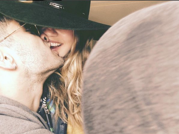 Η Τζίτζι Χαντίντ ζει, ξανά, τον έρωτά της στο Instagram -Με ένα παιχνιδιάρικο φιλί [εικόνα] | iefimerida.gr 0