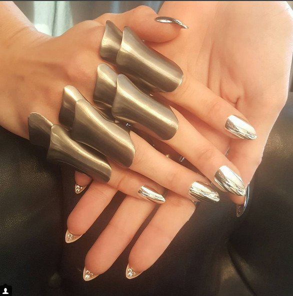 Το μανικιούρ των 2.000 δολαρίων της Τζίτζι Χαντίντ [εικόνες] | iefimerida.gr 0