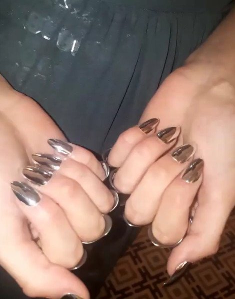 Το μανικιούρ των 2.000 δολαρίων της Τζίτζι Χαντίντ [εικόνες] | iefimerida.gr 1