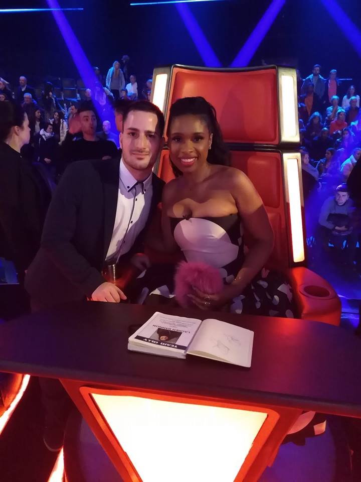 Η Τζένιφερ Χάντσον συνάντησε από κοντά τον Αγρινιώτη θαυμαστή της [εικόνες & βίντεο]  | iefimerida.gr 2