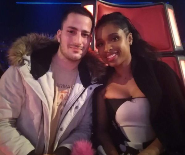 Η Τζένιφερ Χάντσον συνάντησε από κοντά τον Αγρινιώτη θαυμαστή της [εικόνες & βίντεο]  | iefimerida.gr 0