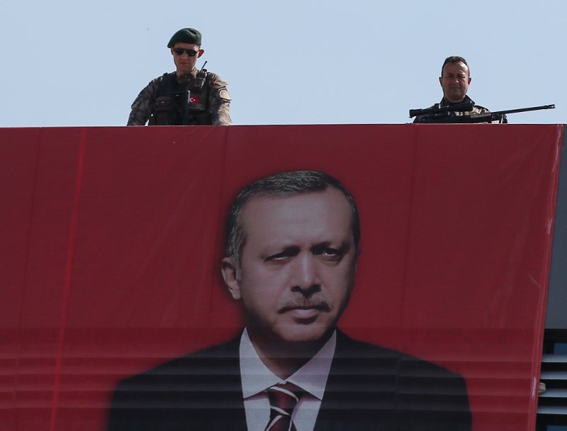 Σε κλίμα πόλωσης το κρίσιμο δημοψήφισμα στην Τουρκία -55 εκατ. πολίτες αποφασίζουν για το αν θα γίνει «Σουλτάνος» ο Ερντογάν | iefimerida.gr 1