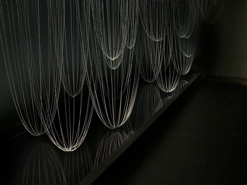 Μια έγχρωμη κουρτίνα ύψους 17,5 μέτρων καλύπτει το μουσείο Victoria & Albert [εικόνες]  | iefimerida.gr 0