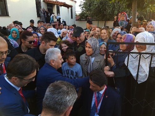 Σε τζαμί της Κομοτηνής ο Γιλντιρίμ - Πρόκληση από την σύζυγό του: Επισκέφθηκε την «τουρκική νεολαία» [εικόνες&βίντεο] | iefimerida.gr 3