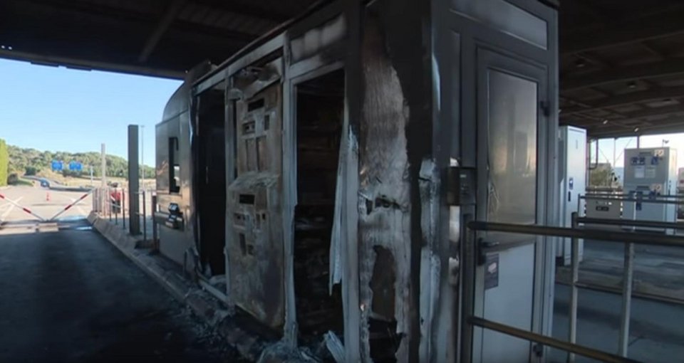 Γαλλία: Χάος στους δρόμους-Τα «κίτρινα γιλέκα» πυρπολούν διόδια & ραντάρ τροχαίας [εικόνες & βίντεο] | iefimerida.gr 0