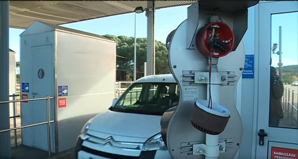 Γαλλία: Χάος στους δρόμους-Τα «κίτρινα γιλέκα» πυρπολούν διόδια & ραντάρ τροχαίας [εικόνες & βίντεο] | iefimerida.gr 1