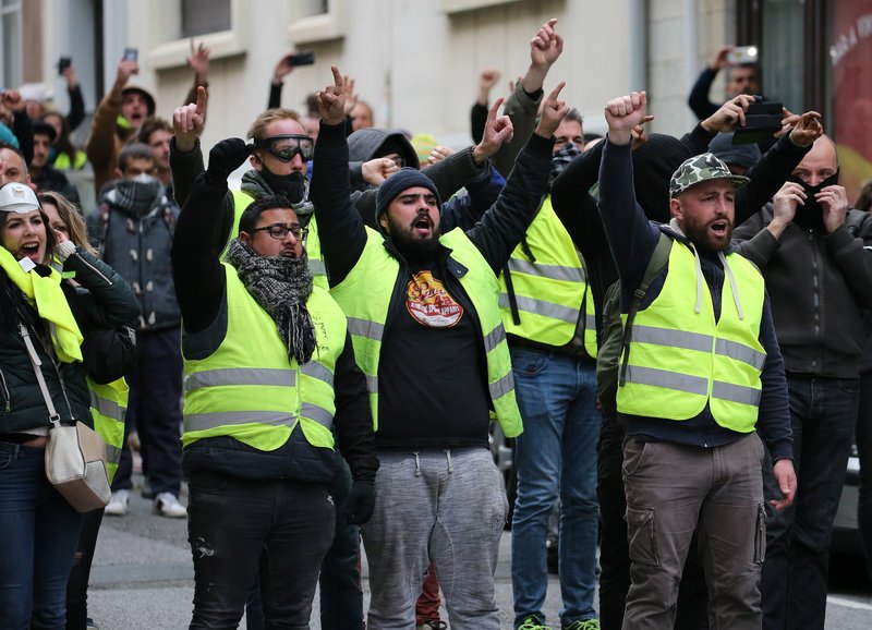«Κίτρινα Γιλέκα»: Χιλιάδες διαδηλωτές σήμερα στους δρόμους της Γαλλίας -220 προσαγωγές | iefimerida.gr 2