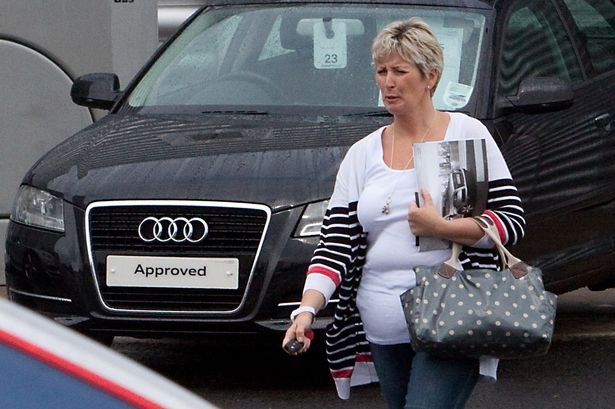 Κέρδισε 148 εκατ. λίρες, άφησε τη σύζυγό του και τα «σπάει» με 28χρονη [εικόνες] | iefimerida.gr 3