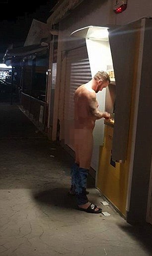 Νέες προκλητικές φωτογραφίες από το «άτακτο ζευγάρι» της Ρόδου -Γυμνός μπροστά σε ΑΤΜ ο γαμπρός [εικόνες] | iefimerida.gr 1