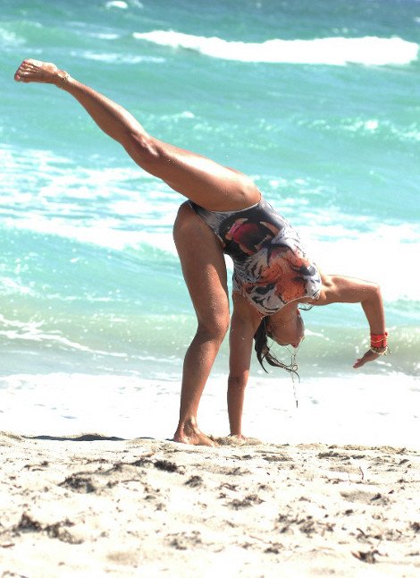 Η πασίγνωστη γυμνάστρια με τα ανοίγματα που «κολάζουν» -Μοίρασε εγκεφαλικά σε παραλία [εικόνες] | iefimerida.gr 1