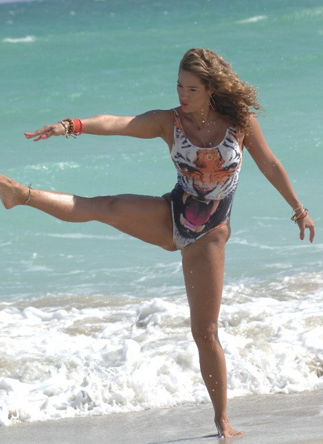 Η πασίγνωστη γυμνάστρια με τα ανοίγματα που «κολάζουν» -Μοίρασε εγκεφαλικά σε παραλία [εικόνες] | iefimerida.gr 2