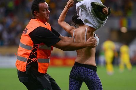 Χωρίς μπλούζα στο γήπεδο - Αυτή είναι η κοπέλα που διέκοψε το Ρουμανία-Ελλάδα [εικόνες] | iefimerida.gr 0