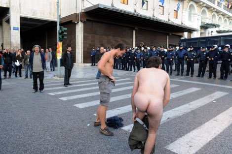 Διαδηλωτές τα πέταξαν όλα και διαμαρτυρήθηκαν «τσίτσιδοι» στην πορεία του Πολυτεχνείου [εικόνες] | iefimerida.gr 0