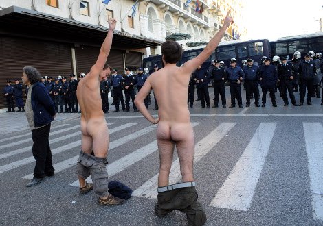 Διαδηλωτές τα πέταξαν όλα και διαμαρτυρήθηκαν «τσίτσιδοι» στην πορεία του Πολυτεχνείου [εικόνες] | iefimerida.gr 2