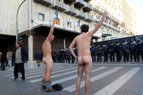 Διαδηλωτές τα πέταξαν όλα και διαμαρτυρήθηκαν «τσίτσιδοι» στην πορεία του Πολυτεχνείου [εικόνες] | iefimerida.gr 3