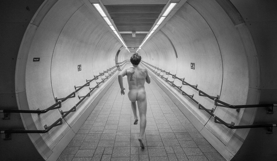 Γνωστός αθλητής γυμνός στους δρόμους του Λονδίνου- Προωθεί το αγαπημένο του σπορ[εικόνες] | iefimerida.gr 2