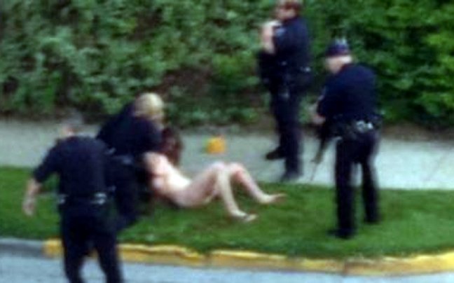 Γυμνός άνδρας απειλούσε με όπλο αστυνομικούς [εικόνες] | iefimerida.gr 0