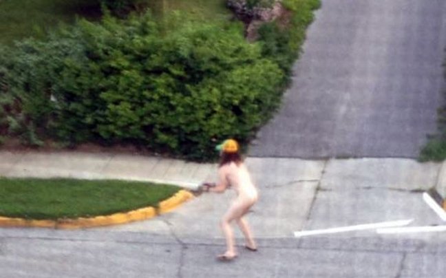 Γυμνός άνδρας απειλούσε με όπλο αστυνομικούς [εικόνες] | iefimerida.gr 1