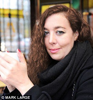 Δυο φίλες γλίτωσαν από τον τζιχαντιστή στο Παρίσι χωρίς να το καταλάβουν -Τις σημάδευε, αλλα έμεινε από σφαίρες [εικόνες&βίντεο] | iefimerida.gr 1