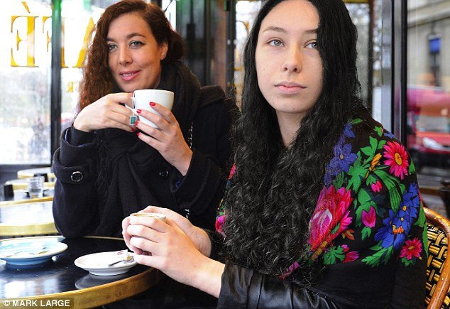 Δυο φίλες γλίτωσαν από τον τζιχαντιστή στο Παρίσι χωρίς να το καταλάβουν -Τις σημάδευε, αλλα έμεινε από σφαίρες [εικόνες&βίντεο] | iefimerida.gr 0