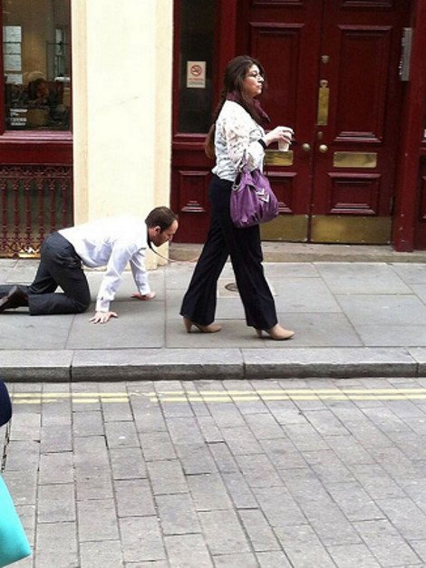 Λύθηκε το μυστήριο με τη γυναίκα που έσερνε με λουρί σαν σκύλο έναν άνδρα -Ποια είναι και γιατί το έκανε [εικόνες] | iefimerida.gr 2