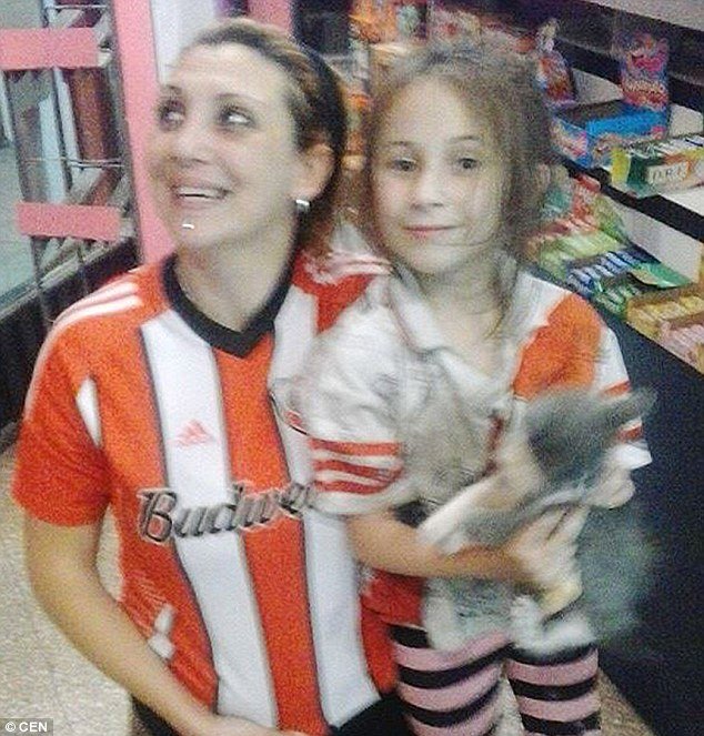 Χτύπησαν γυναίκα οπαδό της Ρίβερ Πλέιτ μπροστά στην ανήλικη κόρη της [εικόνες] | iefimerida.gr 0