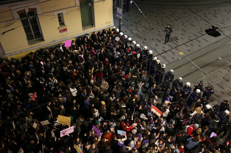 Τουρκία: Η αστυνομία «τίμησε» τις γυναίκες με βροχή δακρυγόνων -Σε διαδήλωση για την Ημέρα της Γυναίκας [εικόνες] | iefimerida.gr 1