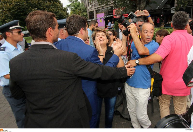 Γυναίκες μεταλλωρύχων αποδοκίμασαν τον Τσίπρα στη ΔΕΘ -«Ντροπή σου, έστειλες χιλιάδες οικογένειες στην ανεργία» [εικόνες & βίντεο] | iefimerida.gr 0