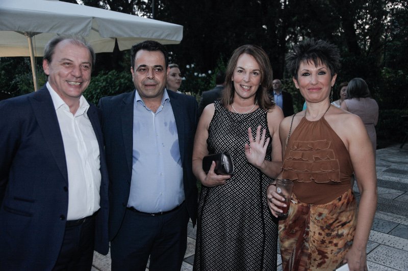 Η Κατερίνα Μάρκου στα κόκκινα, οι κυρίες με τα μαύρα και οι βουλευτίνες με τα έξαλλα ντυσίματα -Ολα όσα έγιναν χθες στους κήπους του Προεδρικού Μεγάρου [εικόνες] | iefimerida.gr 9