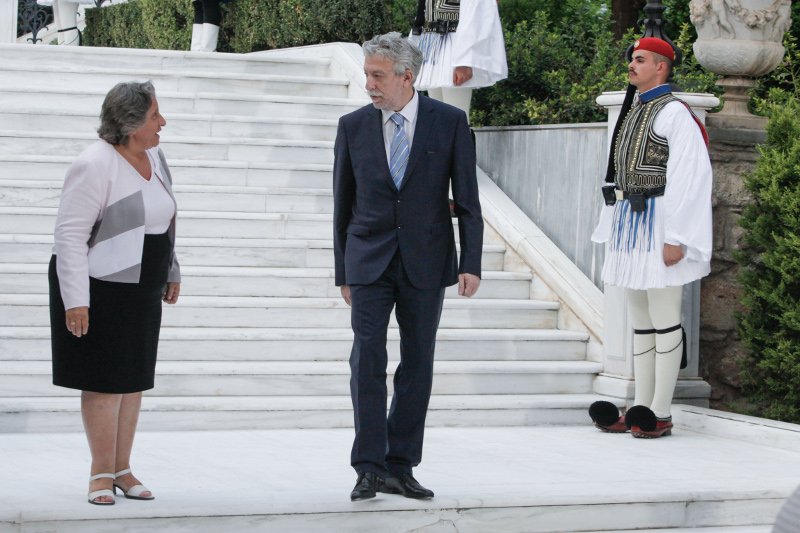 Η Κατερίνα Μάρκου στα κόκκινα, οι κυρίες με τα μαύρα και οι βουλευτίνες με τα έξαλλα ντυσίματα -Ολα όσα έγιναν χθες στους κήπους του Προεδρικού Μεγάρου [εικόνες] | iefimerida.gr 1