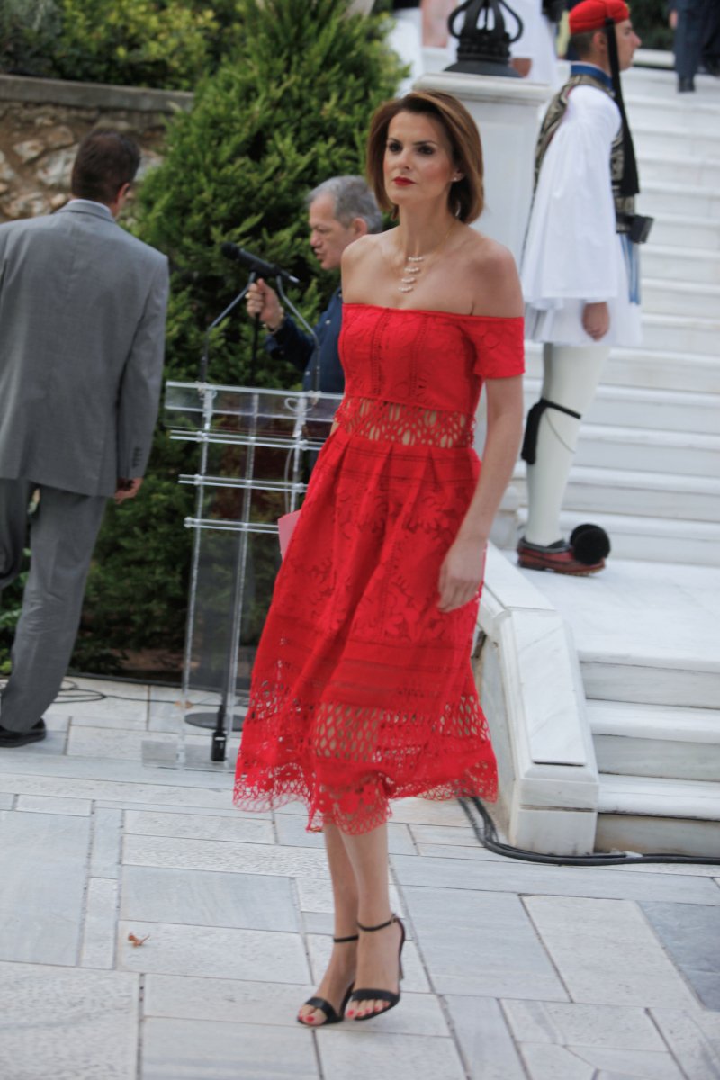 Η Κατερίνα Μάρκου στα κόκκινα, οι κυρίες με τα μαύρα και οι βουλευτίνες με τα έξαλλα ντυσίματα -Ολα όσα έγιναν χθες στους κήπους του Προεδρικού Μεγάρου [εικόνες] | iefimerida.gr 3