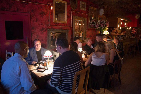 Βρετανία: Σε αυτό το μπαρ απαγορεύονται τα κινητά [εικόνες] | iefimerida.gr 0