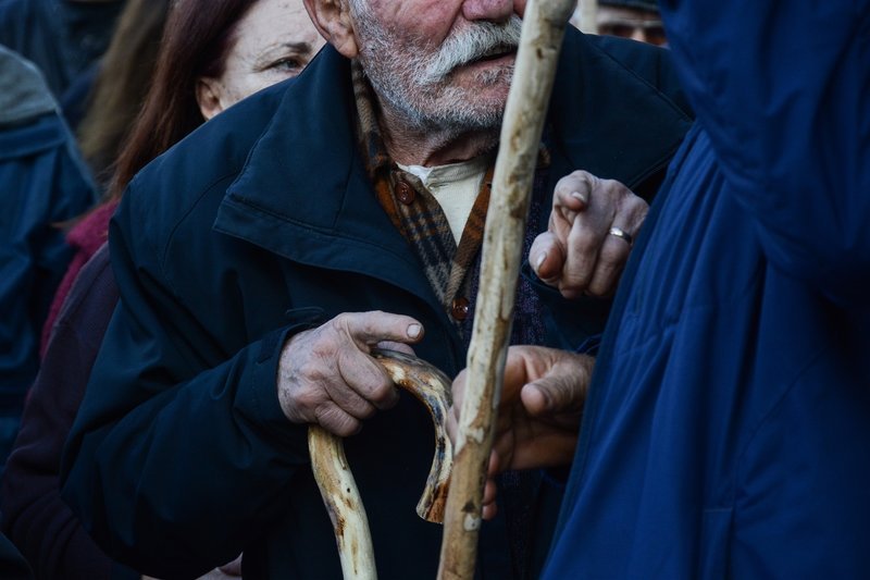 Διαμαρτυρία συνταξιούχων: Πήγαν στο Μαξίμου, ζήτησαν να δουν τον Τσίπρα, είδαν τον εξάδελφό του [εικόνες] | iefimerida.gr 10