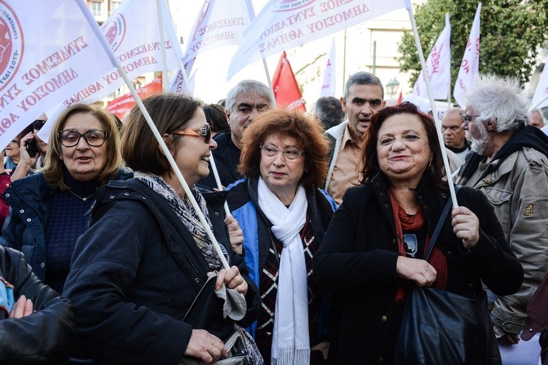 Διαμαρτυρία συνταξιούχων: Πήγαν στο Μαξίμου, ζήτησαν να δουν τον Τσίπρα, είδαν τον εξάδελφό του [εικόνες] | iefimerida.gr 9