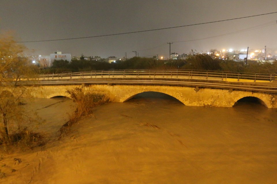 Η βροχή και οι άνεμοι σάρωσαν την Κρήτη -Στο παρά πέντε απεγκλωβίστηκε μητέρα με τα δυο της παιδιά [εικόνες & βίντεο] | iefimerida.gr 0