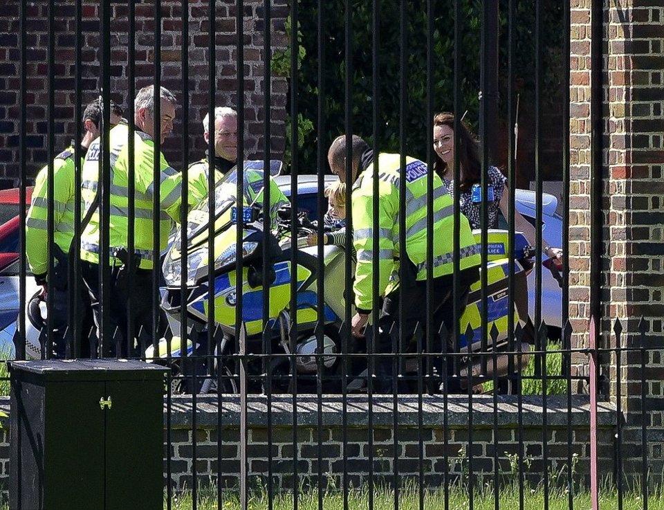 Παραληρούν οι Βρετανοί: Ο πρίγκιπας Τζορτζ καβάλησε μηχανή [εικόνες] | iefimerida.gr 0