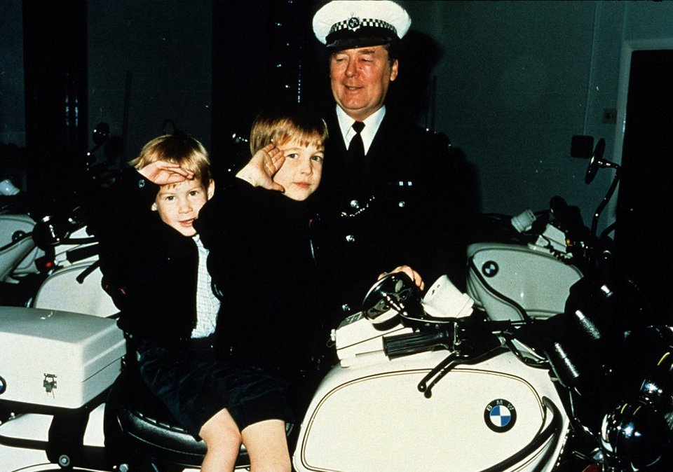 Παραληρούν οι Βρετανοί: Ο πρίγκιπας Τζορτζ καβάλησε μηχανή [εικόνες] | iefimerida.gr 2