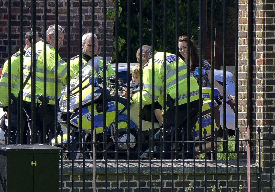 Παραληρούν οι Βρετανοί: Ο πρίγκιπας Τζορτζ καβάλησε μηχανή [εικόνες] | iefimerida.gr 1