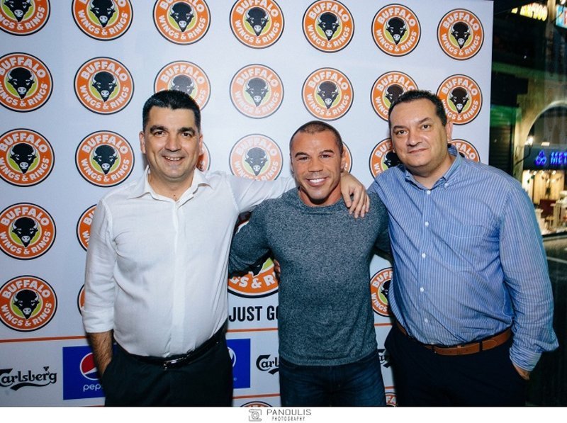 Επίσημα εγκαίνια για το Buffalo Wings & Rings [εικόνες] | iefimerida.gr 3