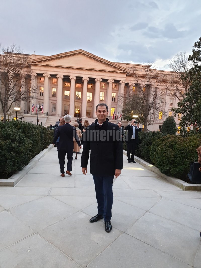 Ο Χάρης Θεοχάρης έξω από τον Λευκό Οίκο