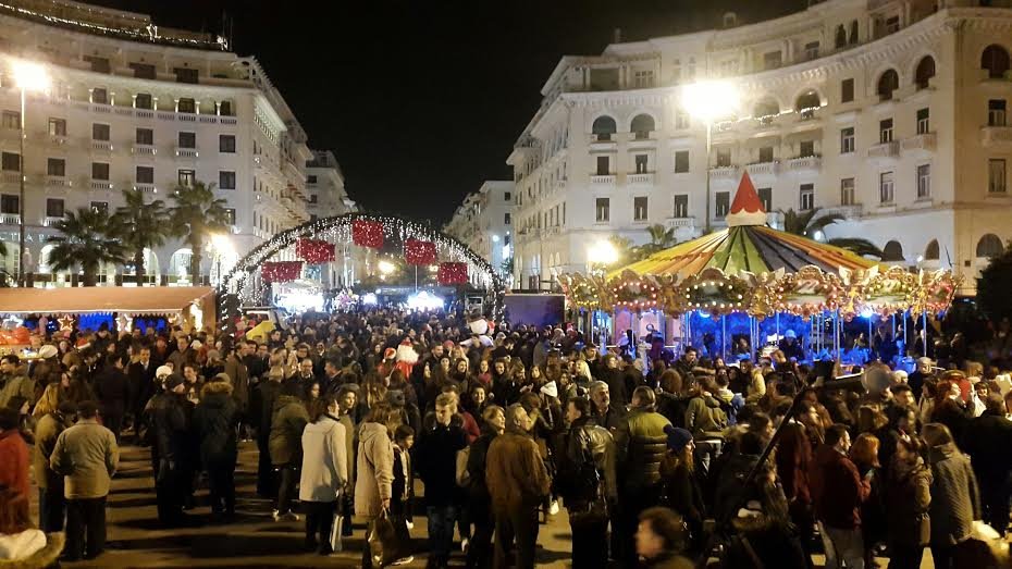 Χριστουγεννιάτικη μαγεία στη στολισμένη Αριστοτέλους [εικόνες] | iefimerida.gr 5