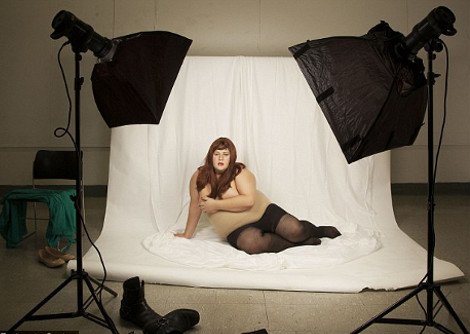 Κοροϊδεύοντας όσες κάνουν τα πάντα για να δείχνουν σέξι: Παχουλός νεαρός ποζάρει γυμνός όπως οι...  γυναίκες [εικόνες] | iefimerida.gr 1