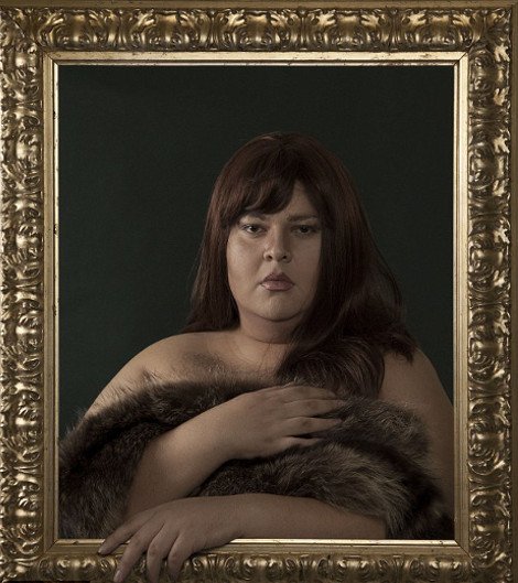 Κοροϊδεύοντας όσες κάνουν τα πάντα για να δείχνουν σέξι: Παχουλός νεαρός ποζάρει γυμνός όπως οι...  γυναίκες [εικόνες] | iefimerida.gr 3