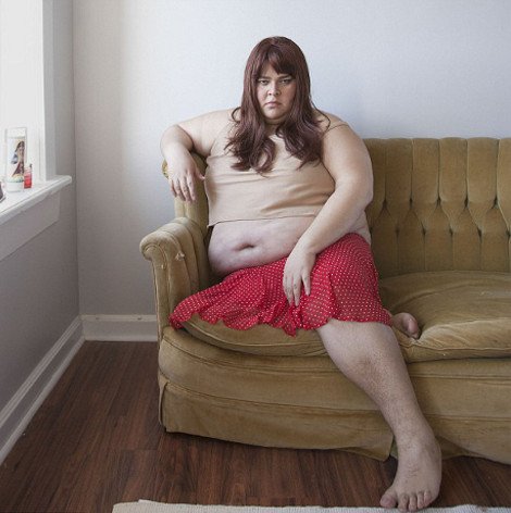 Κοροϊδεύοντας όσες κάνουν τα πάντα για να δείχνουν σέξι: Παχουλός νεαρός ποζάρει γυμνός όπως οι...  γυναίκες [εικόνες] | iefimerida.gr 4