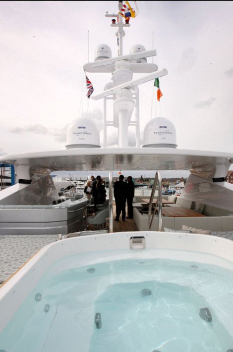 Σάστισαν όλοι -Το 46μετρο χλιδάτο γιοτ με το εξωτερικό τζακούζι και τη ντίσκο μεγιστάνα της Formula 1 [εικόνες]  | iefimerida.gr 10