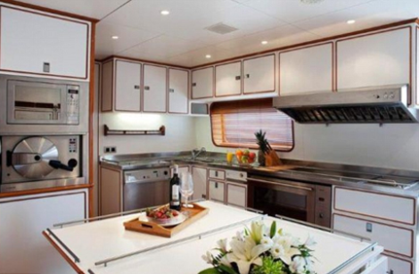 Πάνω σε αυτό το χλιδάτο γιοτ αποπλάνησε την Νταϊάνα ο βασιλιάς της Ισπανίας Χουάν Κάρλος [εικόνες] | iefimerida.gr 14