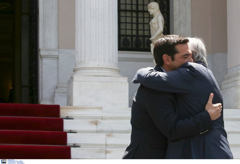 Ο εκδηλωτικός κύριος Γιούνκερ -Τρέλανε στις αγκαλιές και στα φιλιά Τσίπρα και Παυλόπουλο [εικόνες] | iefimerida.gr 2