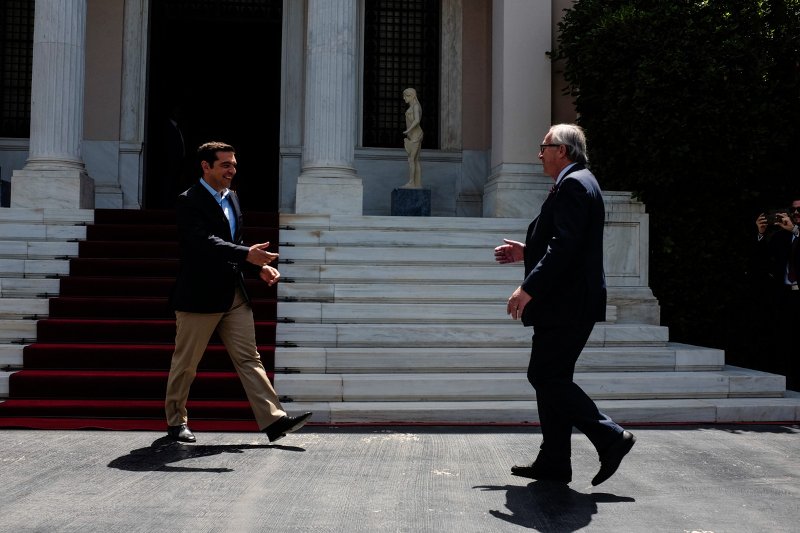 Ο εκδηλωτικός κύριος Γιούνκερ -Τρέλανε στις αγκαλιές και στα φιλιά Τσίπρα και Παυλόπουλο [εικόνες] | iefimerida.gr 1